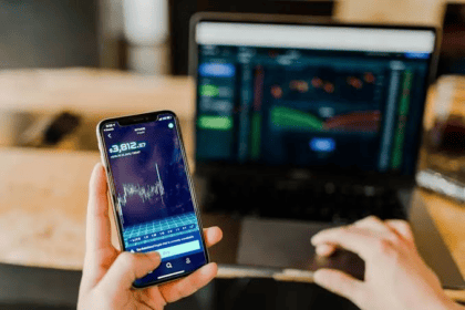 10 Prop Firms Allowing Weekend Holding & Swap-Free Trading
